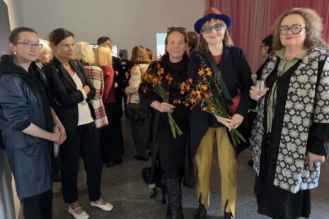 Fotogalerii: „Ühendav lüli“ Vabaduse galeriis – mälestusnäitus Reet Varblasele