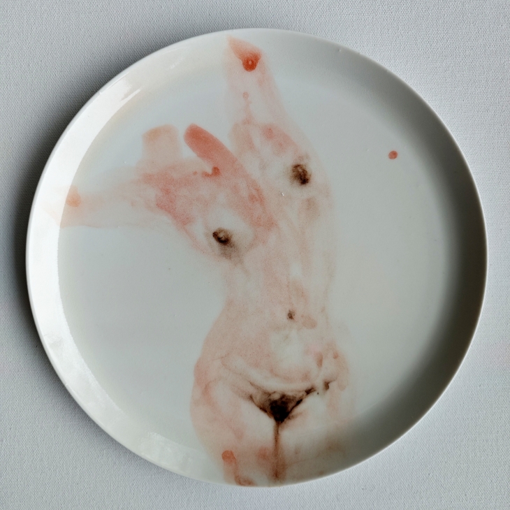 Porcelain plate NUDE 001 by Katrin Valgemäe