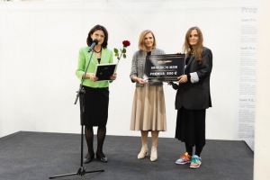 ArtVilnius-vadovė-Diana-Stomienė-kairėje-„Volfas-Engelman“-rinkodaros-projektų-vadovė-Neringa-Antanaitienė-viduryje-ir-galerijos-PILOT-vadovė-Sabinė-Vernerė