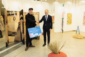 The-best-young-ArtVilnius’21-artist-Denisas-Kolomyckis-was-awarded-the-prize-of-ArtVilnius’21-Maecenas-–-law-firm-Cobalt.-