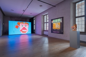 Barry Doupé. Nude, 2021. Plaster, drywall compound, aluminium foil, acrylic paint, 41,9 × 30,5 × 22,9 cm. (foreground); and Ebecho Muslimova. FATEBE DREAM BAR, 2024.